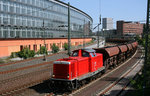 DB Fahrwegdienste 212 034 mit einem Ganzzug aus Schüttgutwagen im Bahnhof Frankfurt (Main) West.
Aufgenommen von einem Fußgängersteg am 22.07.2009. 