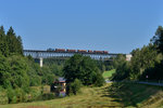 212 329 mit einem Schotterzug am 12.09.2016 bei Regen auf der Ohebrücke.