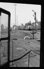 Anfang der 1980er Jahre hatte der Bahnhof Frankenberg noch viele Nebenbahn-Accessoires zu bieten. Blick aus dem Wärterhaus der noch benutzten Drehscheibe auf Üg 69003 mit 213 336 vom BW Gießen. Obwohl ihre Steilstreckentauglichkeit hier nicht benötigt wurde, kamen 213 planmäßig nach Frankenberg. Heute bedauere ich, dass ich die abgestellte Köf nicht sorgfältiger in das Motiv einbezogen habe.