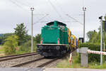 213 339 am Zugschluss eines Bauzugs weiter bestehend aus Stopfmaschine und 215 101 an der Spitze am 08.08.2021 bei Ravensburg in Richtung Süden fahrend.