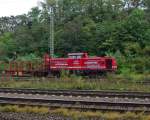 Lok  Marion  die 213 334 der Rennsteigbahn mit ein paar Holztransportwagen durch Eichenberg in Fahrtrichtung Kassel.