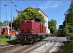 V100 2335 der NESA rangiert beim Konstanzer Konzil. Im Hintergrund Münster, das ehemalige Rathaus und die Re 4/4 I 10034. Juni 2014.

Für Zweifler: Der Fotostandpunkt befindet sich hinter dem Zaun, wie auch bei den allen folgenden Bilden.