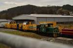 Blick über den Zaun.
Auf dem Werksgelände von Gmeinder in Mosbach steht die Henschelwerkslok von Gmeinder, so wie zwei Loks der Firma Leonhard Weiss. Es sind die Maschinen 214 008 und 214 010. 24.12.2014