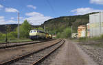 Bundesbahnflair in Mettlach Saar. 215 004-3 bringt eine Gleisstopfmaschine nach Merzig. Bahnstrecke 3230 Saarbrücken - Karthaus am 23.04.2017. Rechts die alten nicht mehr benutzten Werkshallen von Villeroy und Boch. Früher gab es hier mehrere Werksanschlußgleise. Heute ist V&B in Mettlach und in Merzig ohne Bahnanschluss. 
Der Fotostandpunkt ist neben dem Prellbock des nicht mehr benutzen Anschlussgleises zum ehemaligen Güterschuppen und zu einem Werkstor von V&B. In diesem Areal, das vom Bahnsteig aus zugänglich ist arbeitet Niemand mehr und es finden auch keine Rangierfahrten mehr statt.