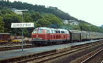 Die Baureihe 215 auf der Eifelbahn: Anfang der 1980er Jahre trifft 215 037-3 in Gerolstein ein