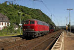 215 086 mit dem von 78 468 bespannten Sonderzug in Rheinbrohl auf dem Weg nach Linz am 27.05.2017