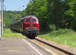 Einen Hauch von Bundesbahnflair gab es am 11.06.2017 im Saarland. Die IG Nationalparkbahn organisierte einen Sonderzug von Treysa nach Türkismühle zum Nationalparkfest am Bostalsee.
Am Nachmittag gab es als zusätzliches Schmankerl noch eine kleine Saarlandrundfahrt. 215 086-0 schiebt den Sonderzug nach, vorne läuft 03 1010. Hier passiert der Sonderzug den Hp Schiffweiler in Richtung Neunkirchen Saar. Bahnstrecke 3240 Saarbrücken - Neunkirchen.