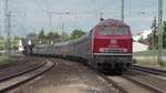 Angeführt von 03 1010 schiebt die altrote 215 086-0 den Sonderzug von Türkismühle zurück nach Treysa am 11.06.2017. Hier verlässt der Zug gerade den Bahnhof Ingelheim. 