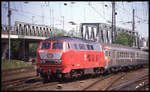 215135 fährt hier mit einer Silberlinge Garnitur am 21.5.1992 um 14.31 Uhr in Köln Deutz ein.
