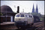 215040 fährt hier solo aus Richtung Hauptbahnhof kommend am 21.5.1992 um 14.27 Uhr durch den Kölner Bahnhof Messe Deutz.