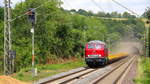 215 018-3 von der EFW kommt mit einem  Schotterzug aus Stolberg(Rheinland-Gbf) nach Aachen-West und kommt aus Richtung Stolberg(Rheinland) und fährt durch Aachen-Eilendorf in Richtung Aachen-Rothe-Erde,Aachen-Hbf,Aachen-Schanz,Aachen-West. 
Aufgenommen vom Bahnsteig 2 in Aachen-Eilendorf. 
Bei Sommerwetter am Nachmittag vom 9.7.2018.