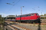 215 018 mit einem Schotterzug vor der Kulisse des Duisburger Hauptbahnhofes am 26.9.18