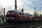 22.02.2020: Die Doppeltraktion aus 2150017 + 215 025 zieht den Zug mit Altschwellen aus dem Bahnhof Darmstadt-Eberstadt.
