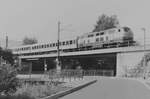 Auf der Itterbrücke ist die 215 141 bei der Ausfahrt in Eberbach am Neckar zusehen, hier kommt sie mit einer RB am Haken am 25.8.1997 auf den Film gebannt.