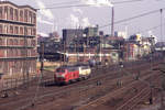 Lz-Fahrt von DB 215.073-8 mit einer weiteren Lok in Krefeld-Uerdingen am 24.03.1998, Fahrtrichtung Krefeld. Im Hintergrund sieht man das Bayer Werk.
Diascan (Fujichrome).