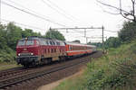 DB 215.030-8 ist mit dem D-216  Austria Expres  (Klagenfurt Hbf - Amsterdam CS) unterwegs auf der NS-Strecke Arnhem-Nijmegen und hat gerade den ehemaligen Bahnhof Oosterbeek Laag passiert.