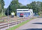 An der ehemaligen SWEG Werkstatt die heute zu Alstom gehört sind hier die Captrain 1275 833-2 und die 215 086 abgestellt. Sonntag 19.9.2021