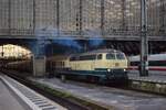 Um 8:25 verlässt 215 082 den Kölner Hauptbahnhof mit einem Sonderzug nach Mainz.

Köln 26.11.2022