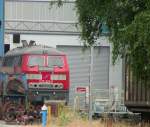 215 022 in Bremen 21.06.07 - sieht aus wie ein abgestellter Versuchstrger mit dem Zugzielanzeiger im Vorbau, wei einer mehr? Das Bild wurde gemacht ohne jegliches Feindgebiet zu betreten von einem