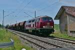 Auch wenn es nicht so aussieht, aber 215 101-7 der Joseph Hubert GmbH schiebt am 09.07.2023 beim ehemaligen Posten 39 in der Nähe von Stockenweiler die Schotterwagen Richtung Gleisbaustelle