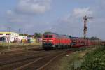 215 913-3 und eine weitere 215.9 erreichen am 24.08.2007 mit ihrem Autozug Westerland