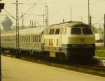 Im Stil der 80er fhrt die ozeanblau-beige 215 143-9 mit einer Garnitur Silberlinge im Juli 1997 in den Bahnhof von Crailsheim ein.