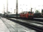 Am 26-8-1997 gab es trostloses Wetter wenn 215 mit RB 8714 Dsseldorf-Kleve unterwegs war auf Krefeld Hauptbahnhof. Bild und scan: Date Jan de Vries.
