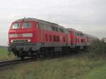 Ein Sylt-Shuttle (Autozug) auf dem Weg in Richtung Niebll, gezogen von 215 908 und einer Schwesterlok.