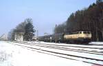 215 009-2 verläßt im Februar 1983 mit einem Zug der Allgäu-Zollern-Bahn den Bahnhof Altshausen. In der Hoffnung, damit die Attraktivität der Bahnverbindung von Tübingen über Sigmaringen nach Aulendorf zu steigern, versah die DB Anfang der 1980er Jahre mehrere Byg und BDyg mit einem grünen Streifen, die unter diesem Namen als Eilzüge verkehrten. Die AByg erhielten zusätzlich die Aufschrift  Allgäu-Zollern-Bahn  und ein Wappen von Anliegergemeinden.