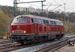 Die schöne altrote 215 086-0 (ex 225 086-8) der RE - Rheinische Eisenbahn rangiert am 31.03.2014 im Bahnhof Betzdorf/Sieg.