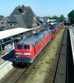 215 905 mit Autozug Niebll–Westerland (Sylt) am 19.07.2006 in Klanxbll