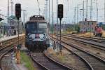 Front der Werbelok  80 Jahre Auto im Zug  auf dem Bahnhof Stralsund abgestellt, im Hintergrund steht die Rangierlok 362 863-4.