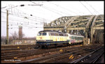 215035 verlässt mit einer RB nach Jünkerath am  20.03.1996 um 16.05 Uhr aus Köln Deutz kommend die Hohenzollernbrücke und fährt in den HBF Köln ein.