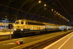 Fast die in Bundesbahn Zeiten. Am 18.2.17 zog die blau/beige 215 082-9 der Aggerbahn den Rheingold Sonderzug in den Kölner Hbf in Richtung Mönchengladbach.

Köln 18.02.2017