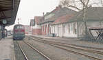 Blick auf das Bocholter Bahnhofsgebäude von 1904, vor Modernisierung. Im Hintergrund sieht man die Güterabfertigung. Links fährt gerade DB 216.027-3 ein mit Zug 8718 (Wesel - Bocholt) auf Gleis 2. Bocholt, 04.03.1981, 14.58u. Scan (Bild 92234, Kodacolor400).