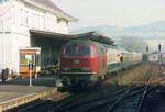 216 218 mit dem klassischen  Amsterdamer  im März 1979 in Bad Wildungen. Die ersten 4 Wagen laufen nach Amsterdam, die beiden letzten als Kurswagen nach Köln. Der Zug ist als Nahverkehrszug aus Kassel gekommen und wird nach Umsetzen der Lok als Eilzug seine Fahrt über die heute stillgelegte Strecke nach Korbach fortsetzen. 