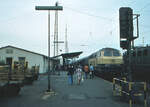 Zwischen Gerstungen an der Grenze Bundesrepublik - DDR und Kassel kam die Baureihe 216 sogar zu Schnellzug-Einsätzen. Die 216 100 legt in Bebra mit dem Schnellzug Dresden - Düsseldorf eine Pause für die bundesdeutsche Grenzkontrolle ein. 
Bebra, 16. August 1979