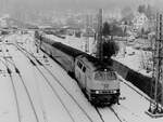 Am 7.12.1980 verlässt die 216 114 Eberbach aus Gleis 5 mit dem  Heckenblitz  Frankfurt Hbf - Stuttgart Hbf in Richtung Neckarelz. Eigentum von Rudolf Pavel