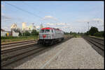 Am 19.06.2023 kam die FSI 216121-4 Phoenix solo um 18.34 Uhr durch den Bahnhof Lengerich. Sie war auf dem Weg zu einem Bauzugdienst nördlich von Osnabrück. Während die Lokomotive noch im Schattenbereich war, beschien die Sonne leider nur die Zementwerke Lengerich im Hintergrund.