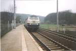 216 100-8 vor der elektrifizierung der Strecke zwischen Bebra und Eisenach. Aufnhame am Haltepunkt Hrsel. Sept. 1993. Foto Scan.