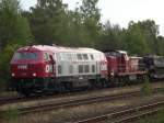 200086 und 160075 der OHE ziehen zusammen einen Panzerzug in den Bahnhof.