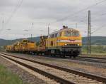 Wiebe's 216 122-2 brachte am 15.07.2011 einen Bauzug in Richtung Sden. Aufgenommen in Mecklar.