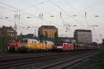 189 042 und 189 032 ziehen am 29.8.12 einen leeren Erzzug durch Dsseldorf-Rath in Richtung Duisburg.Daneben warten die Wiebe Loks 10 (216 122).Lok 9 (211 045),Lok 11 (216 012) mit einem Bauzug auf