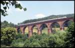 Am 1.7.1993 überquerte 216205 mit dem E 3855 nach Heilbronn das Himbächel Viadukt bei Hetzbach im Odenwald.