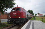 26 123-0 der Weser-Ems Eienbahn Gmbh auf Sonderfahrt auf dem Gleis der VLO zwische dem Bahnhof Bohmte und dem Bahnhof Lintorf am 28. August 2021. Hier bei der Einfahrt in den Bahnhalt an der Marina Bad Essen.