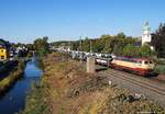 217002 hatte am 30.09.2015 einen Autozug nach Süden am Haken und fährt hier grade in Oberkotzau über den Abzweig in Richtung Marktredwitz.