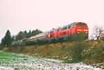 Am 04. Januar 2001 kommt mir auf der Strecke von Mühldorf kurz vor Freilassing ein Kesselwagenzug mit zwei Lokomotiven der BR 217 vor die Linse. 217 003-3 führt.
