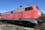 Diese bei der Pfalzbahn eingesetzte Diesellokomotive 217 012-4 stammt aus dem Jahr 1968 und stand Mitte September 2019 im Außenbereich des Eisenbahnmuseums in Heilbronn.