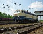 Lokparade im DB Museum Koblenz-Ltzel am 21.05.2011 zu dessen 10 jhrigen Bestehen. 217 014-0.  Sie ist das Ergebnis des stndigen Fortschritts im Diesellok-Bau. Sie wurde 1968 in Dienst gestellt. Die Vorlufer-Bauart 216 hatte nur eine Dampfheizung zur Beheizung von Reisezugwagen. Whrend die Planungen fr die Folgebauart 218 schon liefen, wurde die bergangsbauart 217 nur in 12 Serienlokomotiven mit elektrischer Zugheizung gebaut. Bei Einsatz im Gterverkehr lie sich der Heizgenerator zur Erzeugung von Traktionsleistung zuschalten. Mit ihrer Leistung von 1940 PS und einem Dienstgewicht von 81t erreichte sie eine Hchstgeschwindigkeit von 140 km/h. 
