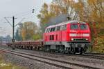 Die Diesellok 217 012-4 fährt mit einem kurzen Erdabraumzug aus dem Bahnhof Radolfzell Richtung Singen.Bild vom 15.10.2015